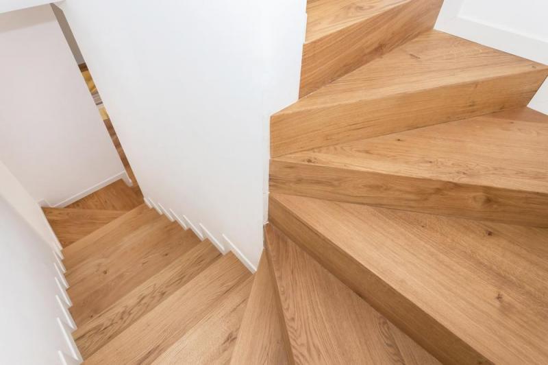 Escalier design &agrave; Sours, quelles options pour valoriser votre int&eacute;rieur ?