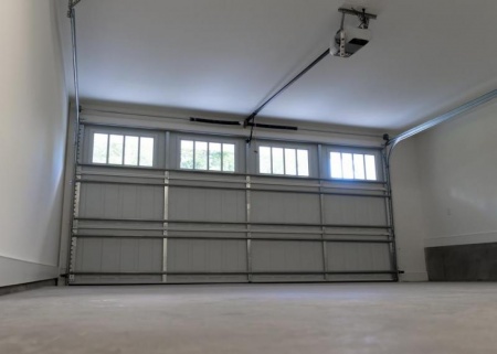 Porte de garage &agrave; Sours, mat&eacute;riaux et motorisation adapt&eacute;s